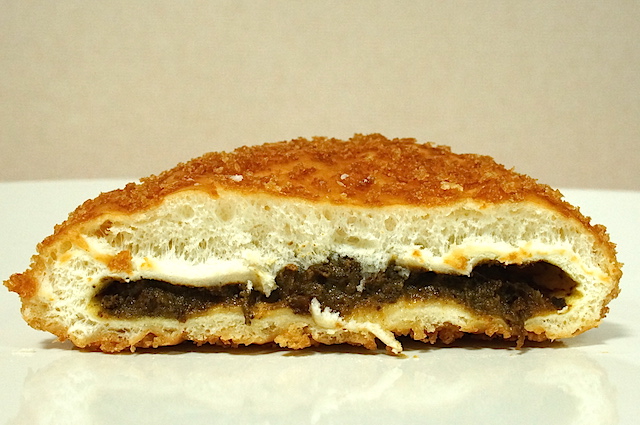 ファミリーマート スパイシーでコクのある牛すじカレーパン 食い物パラダイス愛